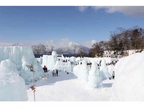 4754650-Lake_Shikotsu_ko_ice_free_with_ice_scuptures-Hokkaido