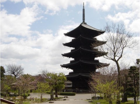 4139272-Toji_temple_symbol_of_Kyoto-Kyoto